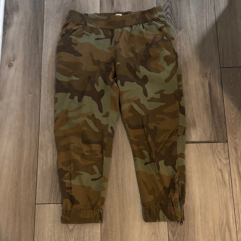 Levi's cropped Camo Joggers in Green and Brown Tones